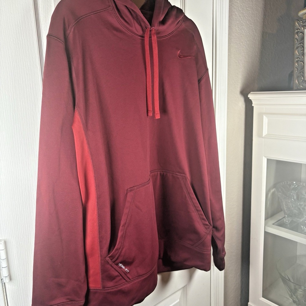 Nike Men's XL Red Berry Therma‑Fit Hoodie – Kangaroo Pocket, Warm Athletic Pullo